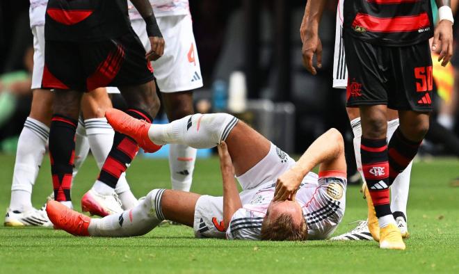 Harry Kane, dolorido en el césped tras la dura patada de Pulgar (Foto: Cordon Press).