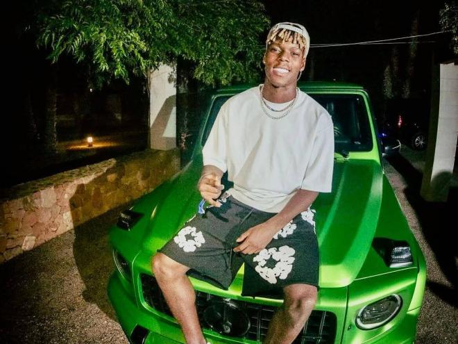 El jugador del Athletic Club Nico Williams feliz de la vida en sus vacaciones ajeno a la que cae en Bilbao (Foto: Instagram).
