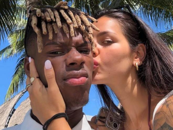 El jugador del Athletic Club Nico Williams y su pareja durante sus vacaciones de 2025 (Foto: Instagram).