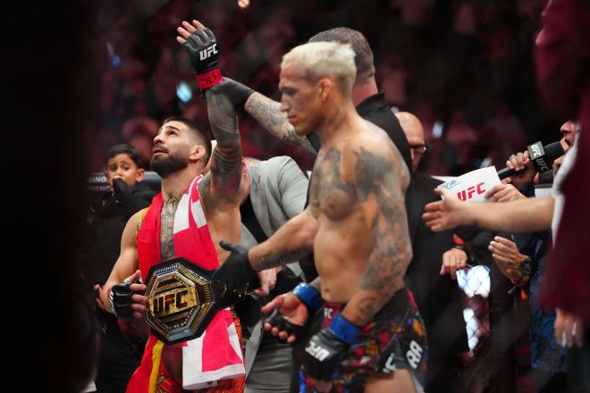 Ilia Topura se proclama campeón ante Charles Oliveira (FOTO: Cordón Press).ç