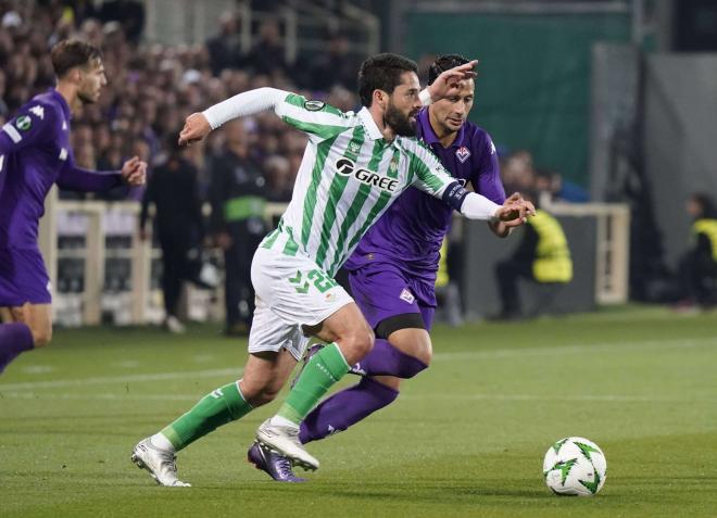Rolando Mandragora, ante Isco (Foto: Cordon Press).