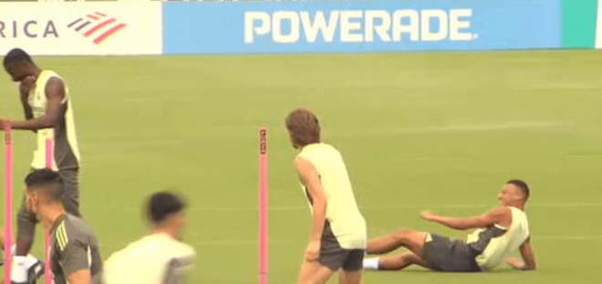 Mbappé, entre risas tras caerse en el entrenamiento (Foto: ElDesmarque)