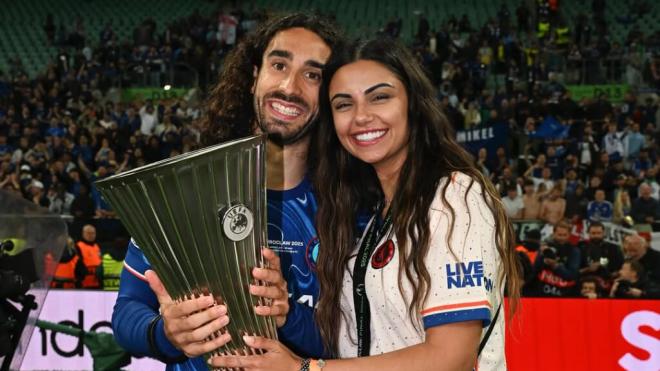Marc Cucurella y Claudia Rodríguez tras ganar la Conference League (Instagram)