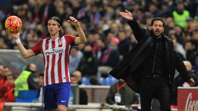 Filipe Luis y Simeone, en un partido del Atlético de Madrid (Cordon Press)