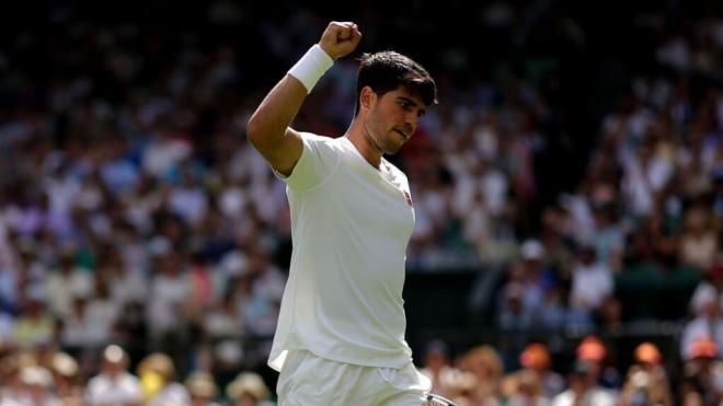 Carlos Alcaraz celebra un punto en Wimbledon (Foto: José Morgado)