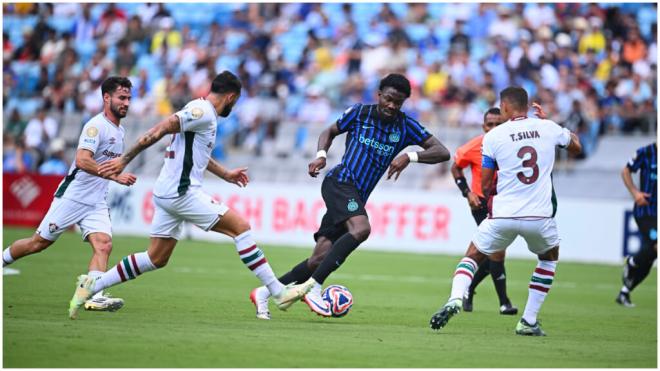 Disputa de balón en el Inter de Milán-Fluminense en el Mundial de Clubes (foto: Inter x).