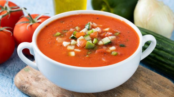 Gazpacho en taza con verduras cortadas por encima (Foto: Freepik)