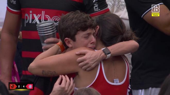 Lágrimas de un joven aficionado del Flamengo en las gradas del Hard Rock Stadium tras perder ante el Bayern.