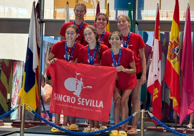 Las integrantes del Sincro Sevilla, campeonas de España en equipo libre.