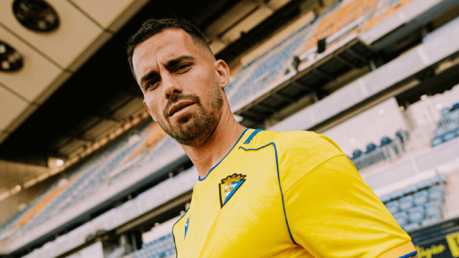 Suso posa como nuevo jugador del Cádiz (Foto: CCF).