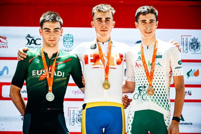 Mario Cordero posa con su medalla de bronce en el podio.