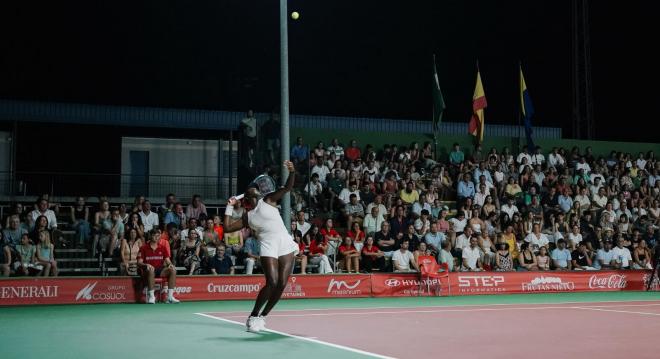 La tenista estadounidense Clervie Ngounoue saca durante la final del Open Generali..jpeg