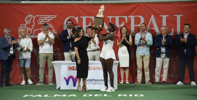 La tenista estadounidense Clervie Ngounoue levanta el trofeo de campeona del Open Generali.