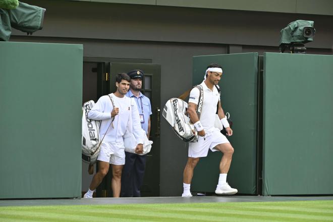 Fabio Fognini y Carlos Alcaraz salen a pista de Wimbledon (FOTO: Cordón Press).