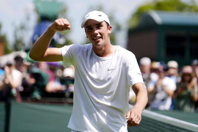 Oliver Tarvet celebra una victoria en Wimbledon. (Foto: Cordon Press)