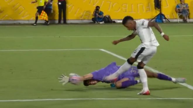 La parada de Bono a Savinho (Fuente: DAZN)