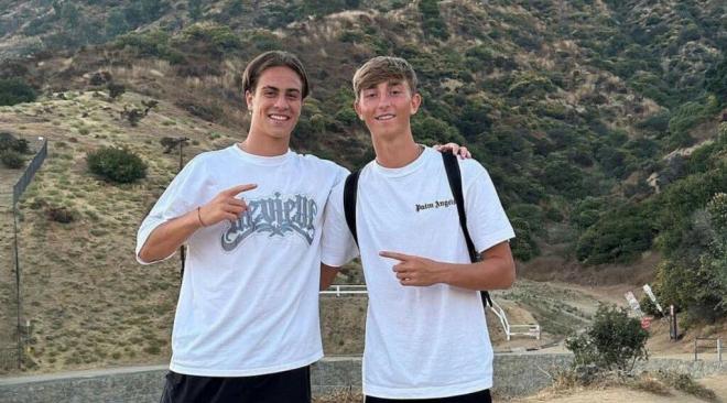 Kenan Yildiz con Dean Huijsen de vacaciones (Redes Sociales)