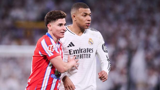 Julián Álvarez y Kylian Mbappé, en el derbi madrileño de LALIGA (Cordon Press)