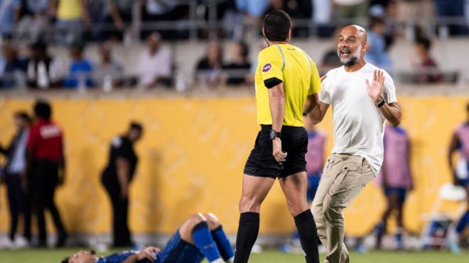 Pep Guardiola protestando al árbitro (Cordon Press)