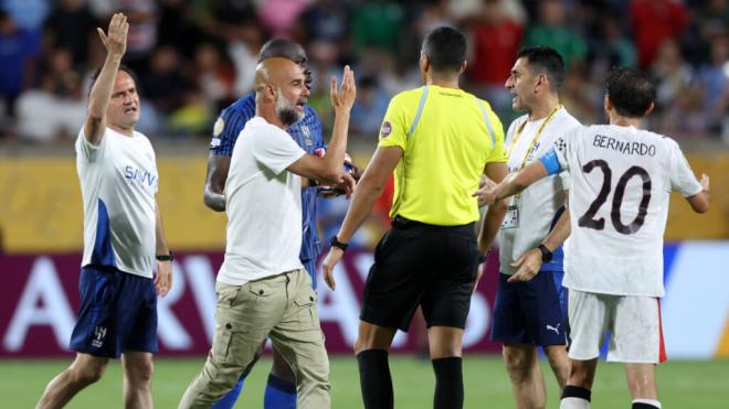 Pep Guardiola protestando al árbitro (Cordon Press)