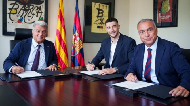 Joan García firmando junto a Joan Laporta (FC Barcelona)