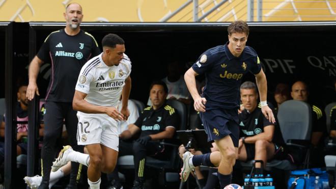 Trent Alexander-Arnold, ante Kenan Yildiz en el Real Madrid-Juventus (foto: EFE).