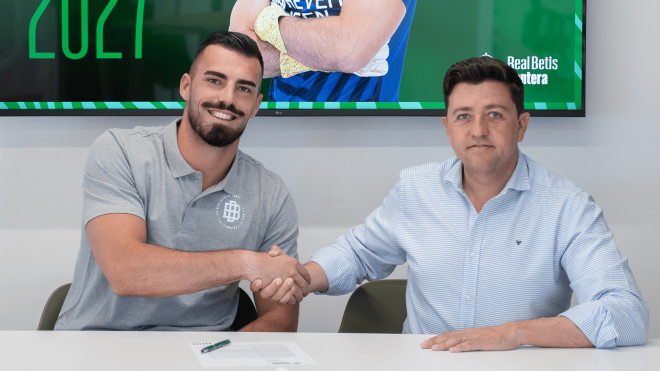 Guilherme Fernandes, tras renovar su contrato con el Betis (Foto: RBB).