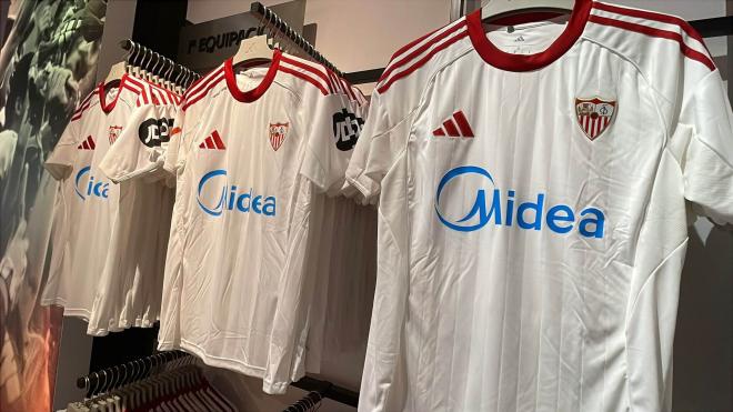 Los detalles de la camiseta del Sevilla con Adidas (Foto: Kiko Hurtado).
