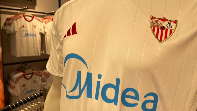 Los detalles de la camiseta del Sevilla con Adidas (Foto: Kiko Hurtado).