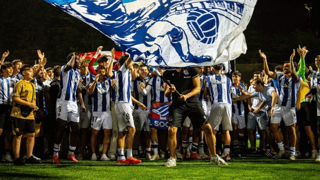 Jugadores del Sanse y aficionados de la Real Sociedad celebran el ascenso (Foto: RS).