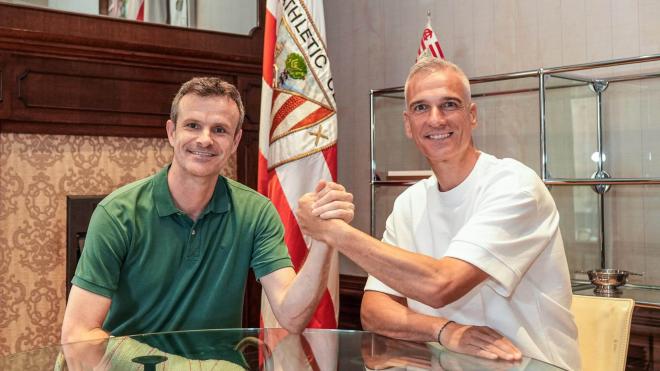 Jon Uriarte, lesionado en un brazo, posa con Javi Lerga, nuevo entrenador del primer equipo femenino del Athletic Club.