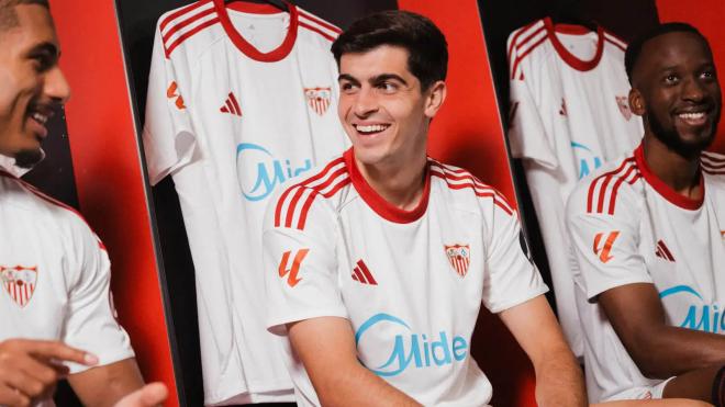 Loic Badé, Juanlu Sánchez y Dodi Lukebakio, con la nueva camiseta del Sevilla (Foto: SFC).