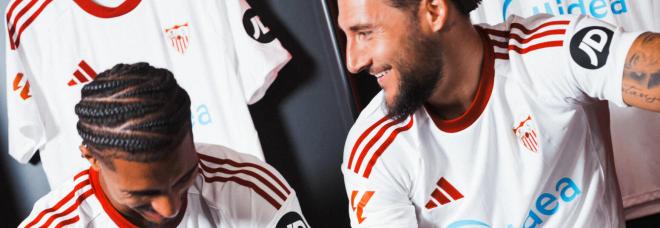Loic Badé y Nemanja Gudelj, con las nuevas camisetas del Sevilla.