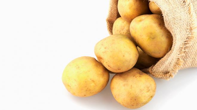 Bolsa de patatas crudas (Foto: Freepik)