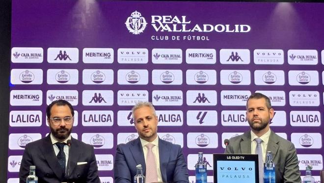 Víctor Orta junto a Enrique Uruñuela y Gabriel Solares.