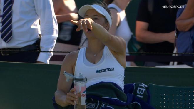 Yulia Putintseva señala al aficionado en la grada.
