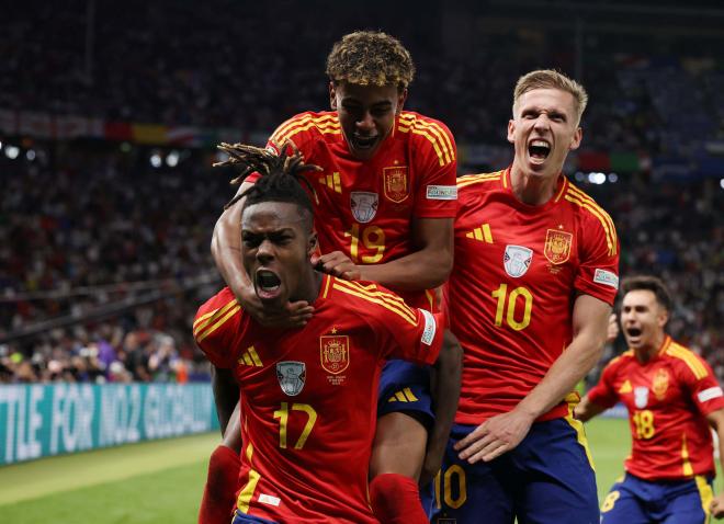 Nico Williams, Dani Olmo y Lamine celebran un gol (Foto: Cordon Press)