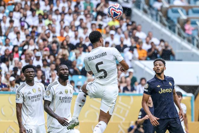 Bellingham despeja un balón (Foto: Cordon Press)
