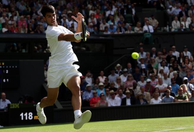 Carlos Alcaraz golpea la bola ante Oliver Tarvet en Wimbledon 2025 (Foto: EFE).