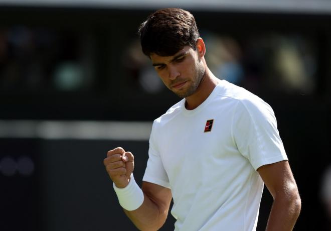 Carlos Alcaraz celebra un punto ante Oliver Tarvet en Wimbledon 2025 (Foto: EFE).
