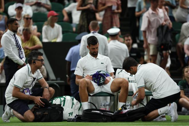 Novak Djokovic recibe atención médica en Wimbledon (FOTO: EFE).