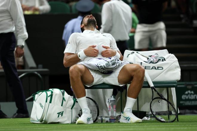 Djokovic se duele del estómago en un partido en Wimbledon (FOTO: EFE).