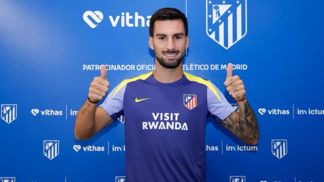 Baena posa como jugador del Atlético (Foto: Atlético)