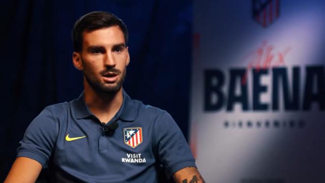 Álex Baena, durante su entrevista como nuevo jugador del Atlético. (Foto: Atleti X).