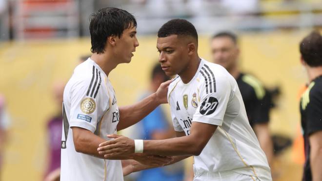 Gonzalo García y Kylian Mbappé (Fuente: Cordon Press)