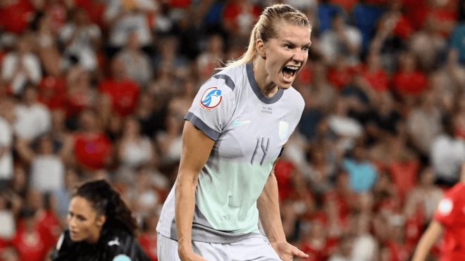 Hegerberg celebra un gol en el Suiza-Noruega (Foto: UEFA).
