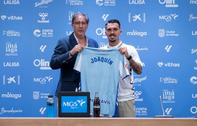 Joaquín Muñoz posa con Loren Juarros en su presentación con el Málaga (Foto: MCF).