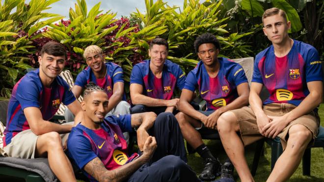 Los jugadores del Barcelona posando con la nueva camiseta (Fuente: Barça)