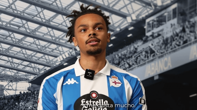 Lucas Noubi posa con nuevo jugador del Deportivo (Foto: RCD).