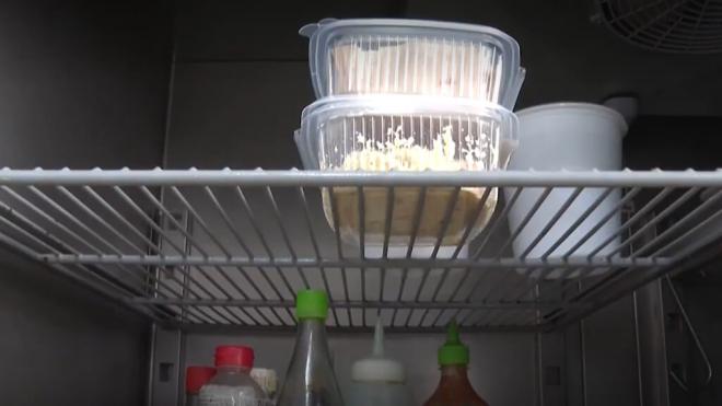 Nevera con productos preparados y salsas (Foto: Noticias Cuatro)